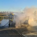 Incident u Kragujevcu: Zapalio se automobil u pokretu; Vozač odmah izleteo napolje
