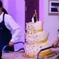 Катастрофа на венчању: Конобари уносили свадбену торту, а онда се салом проломио врисак - младенци у шоку! (видео)