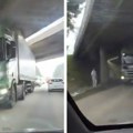 Ovakav šlep još niste videli! Auto doslovno visi dok ga kombi vozi po Srbiji