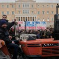 (Foto) Poljoprivrednici protestuju u centru Atine zbog sve većih troškova proizvodnje, poručili da ostaju i tokom noći