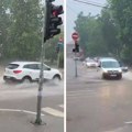 Nebo se otvorilo, Mladenovac potopljen: Ulice pod vodom, vozačima stiglo hitno upozorenje, nevreme ide ka Beogradu