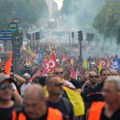 (Foto) Protesti širom Francuske: Marš vatrogasaca i sindikata u Parizu, učenici i studenti izašli na ulice