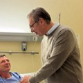 "Pokazao je dobru volju, nasmejao se nekoliko puta" Vučić obišao povređenog aktivistu SNS u Kliničkom centru Niš