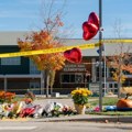 Tišina, cveće i igračke ispred škole u Oregonu: Amerika oplakuje ubijenu decu i učiteljicu