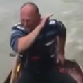 Šta je ovo u Dunavu Pecaroš iz Zemuna se prestravio kad je video šta pliva oko njegovog čamca