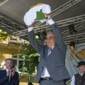 "Dužijanca" u Subotici: Gradonačelniku Stevanu Bakiću predat hleb od novog roda pšenice