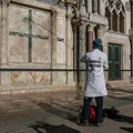 Haos u Veneciji: Ekološki aktivisti polili blatom i čokoladnim napitkom crkvu Svetog Marka (video)