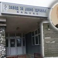 “Batinaš iz SNS kadrira u Zavodu za javno zdravlja, preti da će mi pobiti porodicu i sve reketira, a niko mu ne staje na…