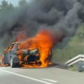 Vatra „progutala“ automobil na auto-putu kod Niša