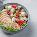 Recept dana: Grčka salata sa piletinom