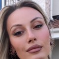 Skinula se Dajana Paunović: Evo kako se baškari na moru: Obukla crveni kupaći, a kosu vezala u rep (foto)