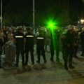 Pristalice SNS-a uperili laser u reporterku i snimatelja N1 tokom protesta u Vrbasu, ometali ih i vređali