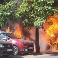 Eksplozija krenula rafalno, čule se detonacije! Drama na Novom Beogradu: Plamen guta automobil, žena i dečak se spasili u…