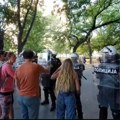 Protest ispred Palate pravde u Novom Sadu: Policija potisnula okupljene dalje od ulaza, zaposleni ušli u sud (foto)