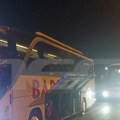 (Foto) vozaču isečena usna, ima tri kopče: Novi detalji kamenovanja autobusa sa srpskim turistima u Grčkoj: Evo gde se…