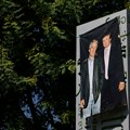 Policija uklonila statue Trampa i Epstina koji se drže za ruke