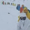 Više od 1000 ljudi zaglavljeno na Mont Everestu usled stravične oluje: Mnogi izgubili živote, a neki su nestali