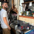 KAO U PESMI: Ovde se kafa peče, a vatra nije ugašena 43 godine – „Bolju kafu nigde ne možeš popiti“ [VIDEO]
