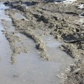 Блато на путу представља озбиљан проблем возачима: Локални путеви око Бачке Паланке са слојевима и до 3 центиметра, казне су…
