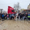 Kamiondžije „Dukata“ u božićnom konvoju ulepšale praznik deci Leskovca (video)