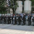 Napeto na Slaviji: Studenti i naprednjaci jedni pored drugih, stigla interventna (VIDEO)