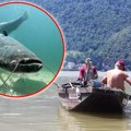 Два другара из реке извукла огромног сома, а онда му из уста изашло... Монструм од 2,30 метара избљувао нешто језиво на…
