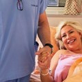 Prva fotografija Dee Đurđević nakon porođaja: Voditeljka ne skida osmeh, a doktor je drži za ruku