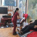 Ni tropske vrućine ih nisu zaustavile! Vranjanci pohrlili da daju krv, među davaocima žene i muškarci svih generacija