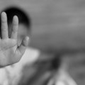 Žena snimljena kako krvnički tuče tuđe dete (9) jer se posvađao sa njenim sinom: užas kod komšija
