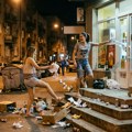 Beograđani, kakva je ovo sramota? Kruži snimak užasnog ponašanja: Svi zgroženi šta su dve devojke uradile