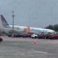Snimljen trenutak kada je Boing izleteo sa piste! Tragedija u Majamiju, stradalo 5 osoba, desni točak aviona nije ni dotakao…