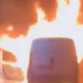 (Видео) Ватра "прогутала" возило Драматична сцена у Жабљу: Аутомобил потпуно изгорео