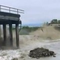 VIDEO: Srušio se most u Mrčajevcima, evakuisano više od 210 građana, vanredno u 52 opštine
