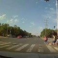 Jeziv snimak iz Srbije: Deca trče preko pešačkog na crveno svetlo, tragedija izbegnuta za dlaku: "Ovako se ne prelazi ulica"…