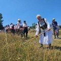 Gordana uzela kosu u ruke i zamahuje muški: Ona je jedina žena na "kosačkom Vimbldonu" održanom u srcu Srbije