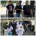 (Foto) potresno ispred Specijalnog suda Počinje suđenje Urošu Blažiću Članovi porodice mladih žrtava stigli u majicama s…