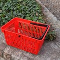 Neko je zaboravio korpu u parkiću, onu iz supermarketa: Kako se ovo desilo?