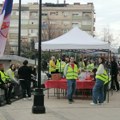 Sve spremno za doček studenata na nezavršenom trgu u Leskovcu – Ljudi donose hranu, piće… – VIDEO