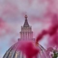 Potpuno neočekivano: Roze dim u Vatikanu, akcija aktivistkinja Katoličke crkve tokom konklave