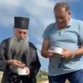 Dodik sa patrijarhom Porfirijem na Jahorini bere borovnice (VIDEO)