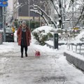 Ulicama Beograda je nemoguće hodati zbog snega i leda? Ovaj lik je našao način – skijanje po centru grada
