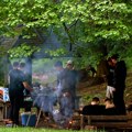 (Foto) šatori, muzika i miris roštilja na sve strane: Na uranak uprkos mrazu, mnogi prespavali na izletištima, najviše je…