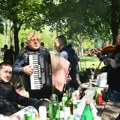(Foto, video) Na Adi velika žurka na otvorenom! Miris roštilja, muzika i šatori na sve strane: Na uranak uprkos mrazu, mnogi…