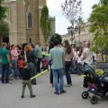 Zeleni trg slobode u Novom Sadu: Počeo ekološko-umetnički performans „Hodajuća šuma“