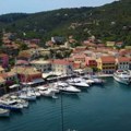Požar progutao brodove kod popularnog grčkog ostrva: Turisti bežali da spasu živu glavu