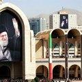 (Video) Počela sahrana Hamneija: Građani pristižu u kompleks džamije na otvorenom da odaju počast ubijenom iranskom ajatolahu…