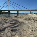 (Foto, video) Stub mosta Slobode "izašao" na obalu! Nikad viđene scene na Dunavu: U suvom koritu bombe, olupine brodova, kosti…