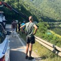 Vozilo sletelo u međuvršje! Jeziv prizor u Ovčarsko-kablarskoj klisuri, automobil završio u jezeru - izvlačenje u toku…