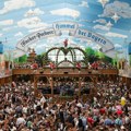 Otvoren Oktoberfest: Pivo se toči u potocima, a svi su pohrlili za ovim specijalitetima