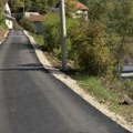 Novi asfalt stigao u Potpeć, uređeno 460 metara puta do kuća, pruge i vodovoda